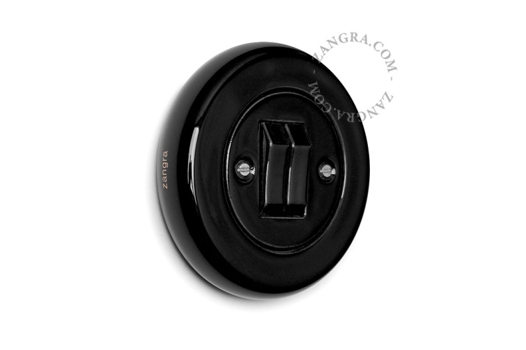 Interruptor de porcelana preta.