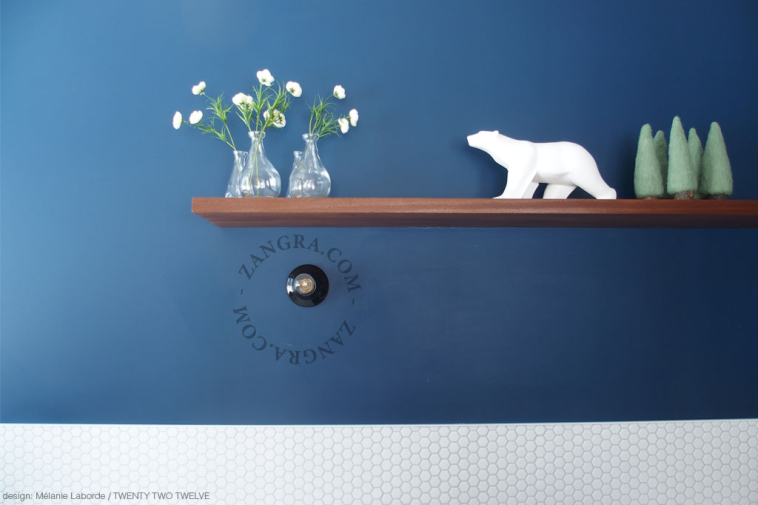 Lampa i vitt porslin.