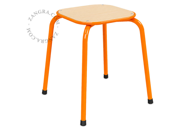 Orange skoletaburet.