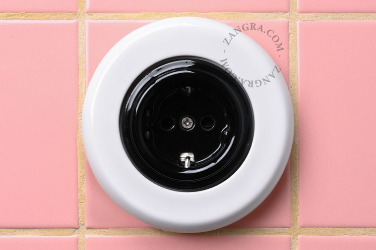 Unterputzsteckdose aus weissem Porzellan.