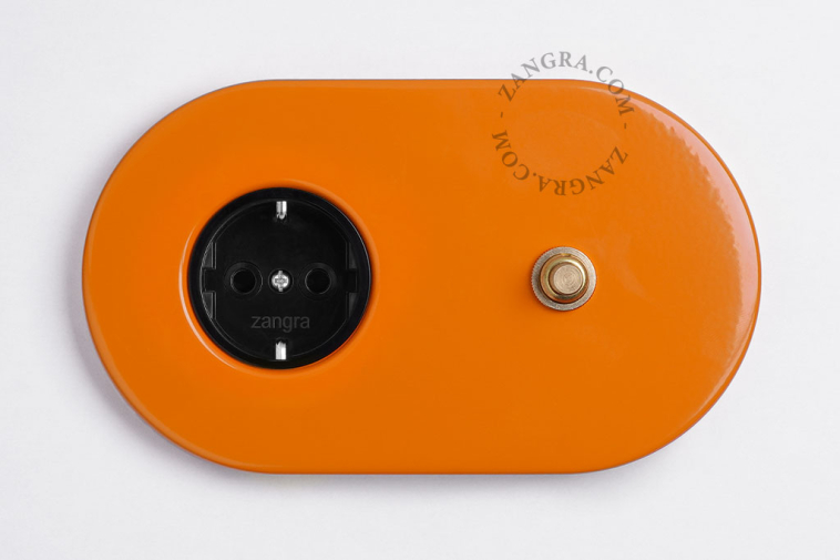 orangefarbene Unterputzsteckdose und -schalter - Druckknopf aus Rohmessing