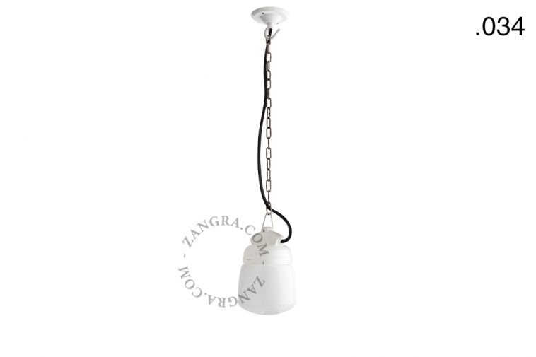 Suspension en porcelaine blanche avec globe en verre.