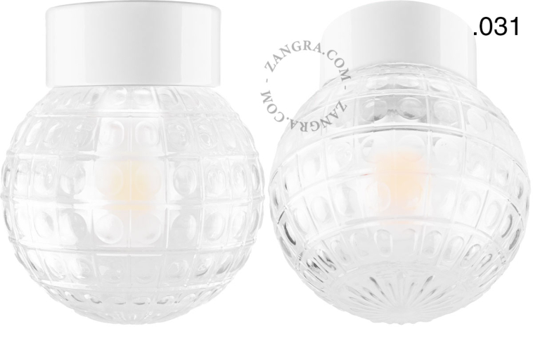 Lampe en porcelaine blanche avec abat-jour en verre.