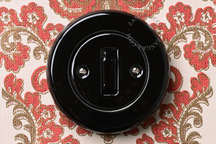 Interruptor de porcelana preta.