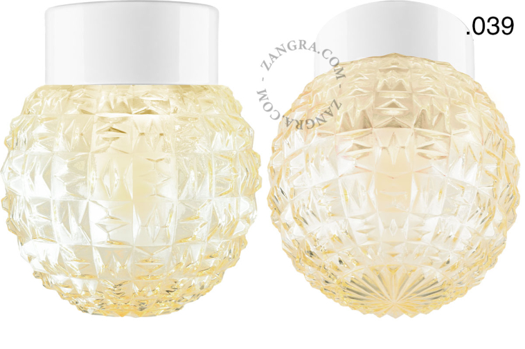 Lampe en porcelaine blanche avec abat-jour en verre.