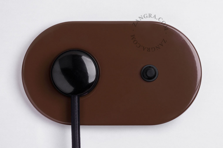 interrupteur bouton-poussoir et prise de courant encastrable marron et noir