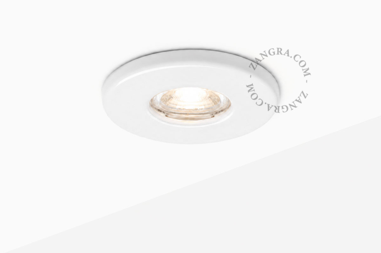 Biała porcelanowa oprawa wpuszczana typu downlight.