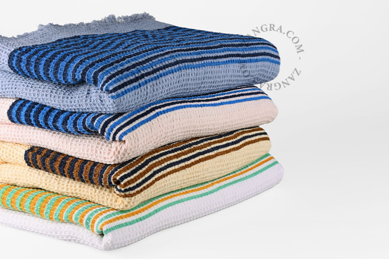 Wafelhanddoek in geel en bruin.