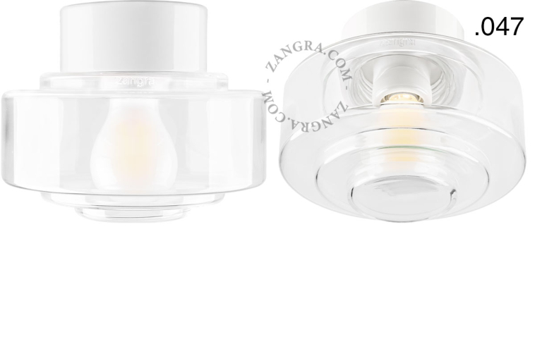 Lampe en porcelaine blanche avec abat-jour en verre.