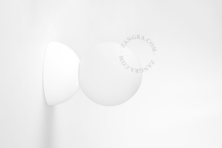 Paintable wall light in plaster.