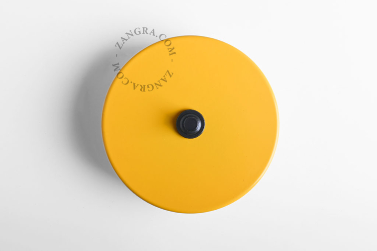 bouton-poussoir jaune rond et encastrable avec bouton noir