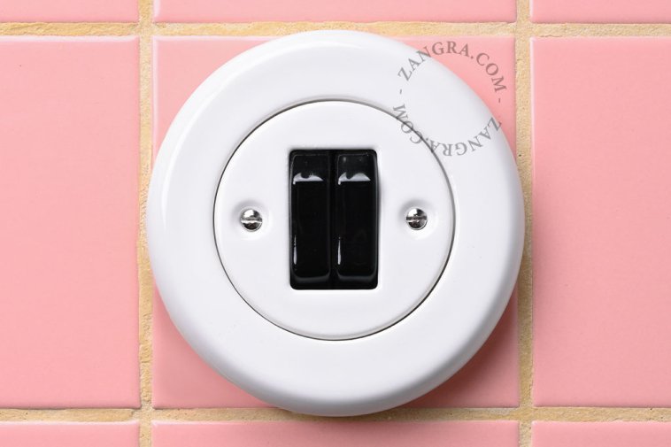 Interruptor de porcelana blanca.