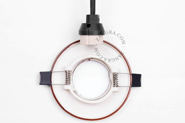 Brązowa porcelanowa oprawa wpuszczana typu downlight.