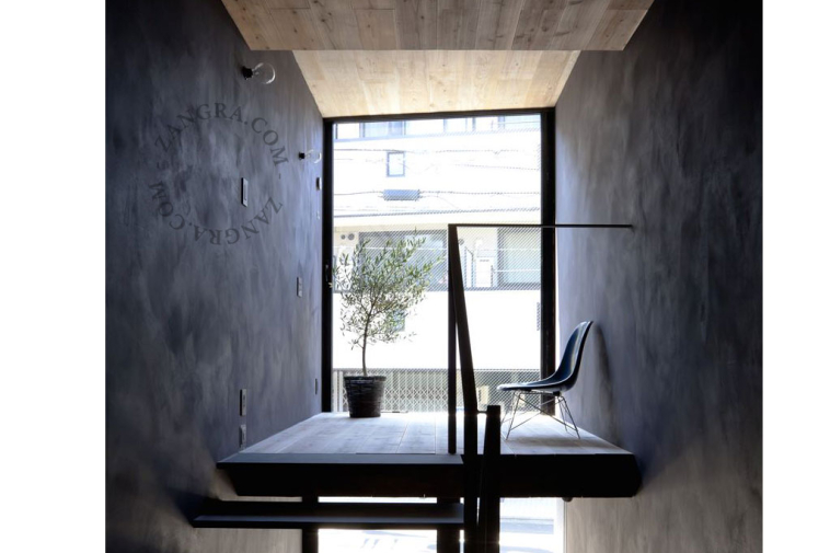 Lampa i vitt porslin.