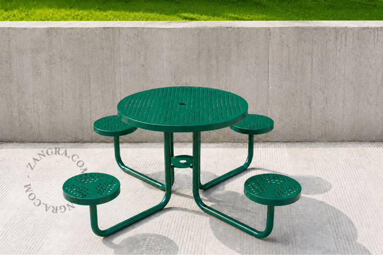 Table de jardin en acier.