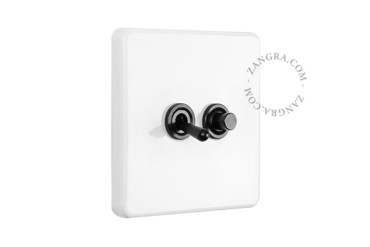 Weißer quadratischer Schalter aus Porzellan.