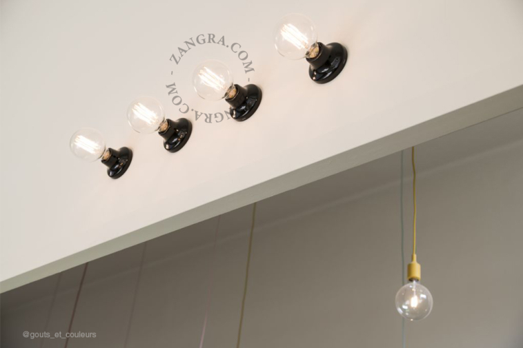 Lampa i vitt porslin.