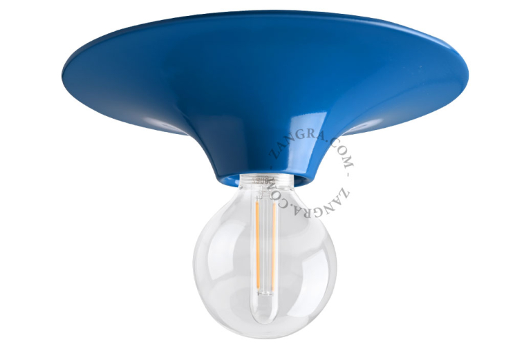 Plafonnier rond bleu.