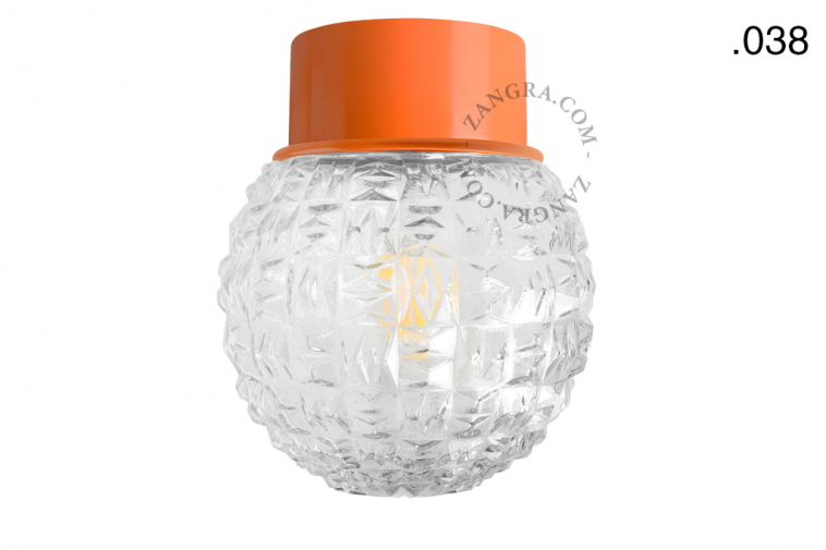 Luminaire orange retro avec globe en verre.