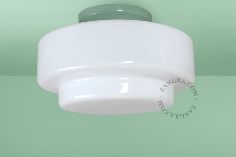 Zielona porcelanowa lampa w stylu Art Deco ze szklanym kloszem.