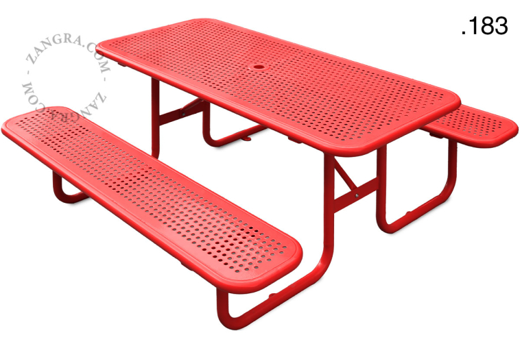Table de jardin en acier.