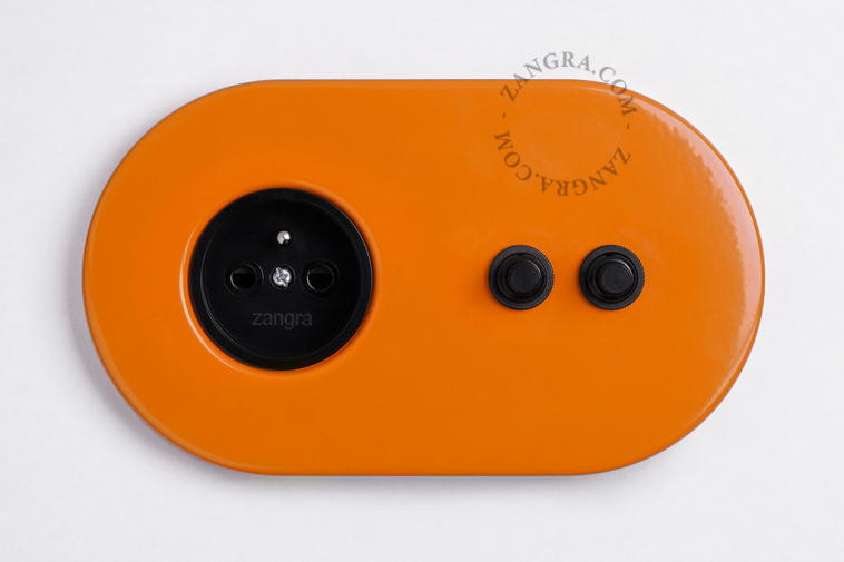 prise et interrupteur orange avec double bouton-poussoir en laiton noir - encastrable facilement