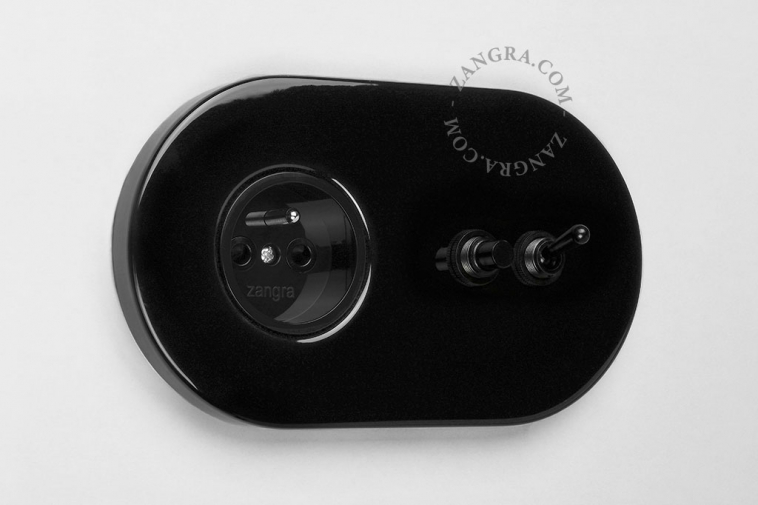 prise encastrable noire avec interrupteur va-et-vient a levier et bouton-poussoir en laiton noir