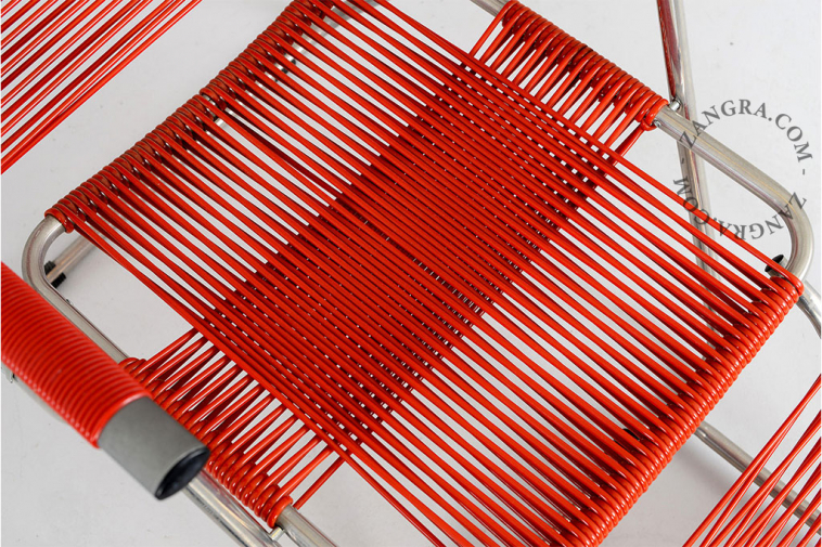 Chaise longue spaghetti rouge.