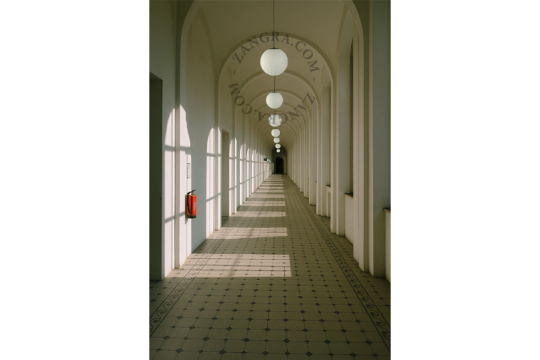 Lampa wisząca ze szklanym, matowym kloszem.