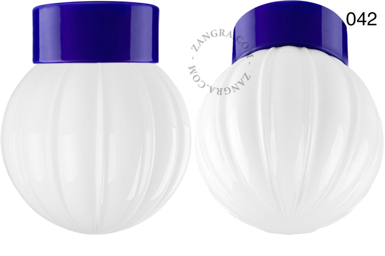 Niebieska lampa porcelanowa z kloszem.