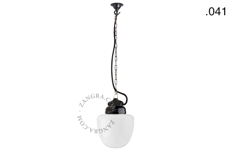 Elegancka lampa wisząca z czarnej porcelany, stworzona specjalnie do użytku na zewnątrz.