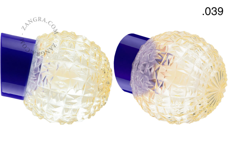 Niebieska porcelanowa lampa ścienna ze szklanym kloszem.