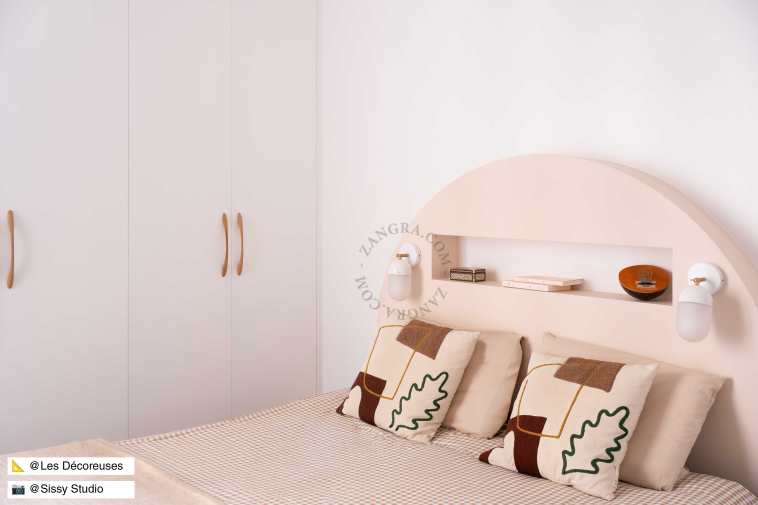 Justerbar væglampe i hvid porcelæn med glas skærm.