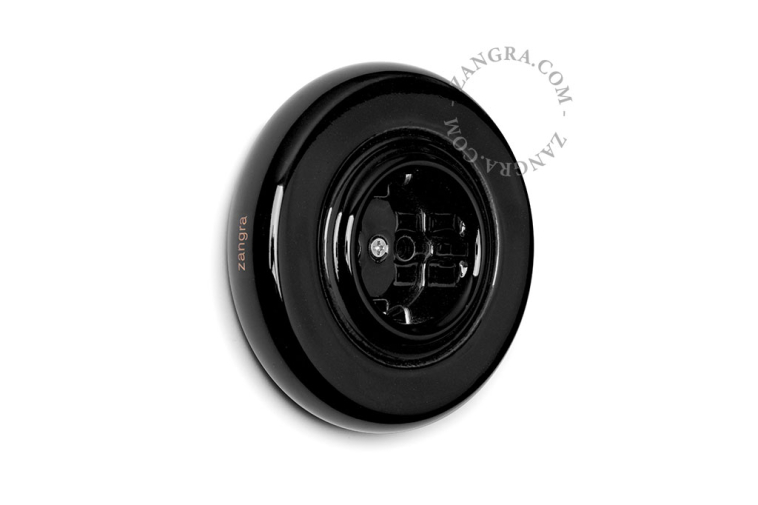 Unterputzsteckdose aus schwarzem Porzellan.