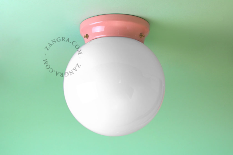 Lampe Art Deco en porcelaine rose avec globe en verre.