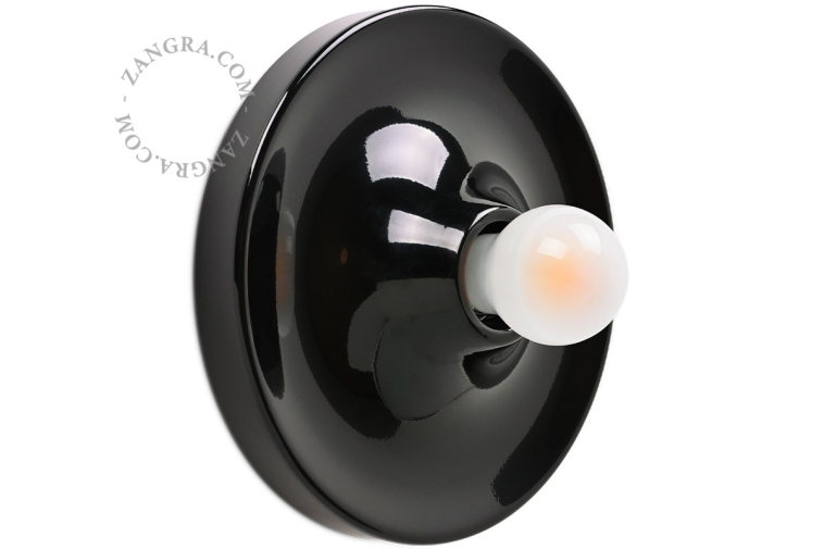 Rund sort lampe.