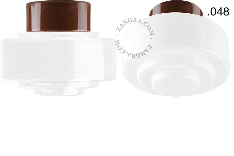 Lampe ronde en porcelaine marron.