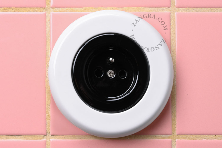 Unterputzsteckdose aus weissem Porzellan.