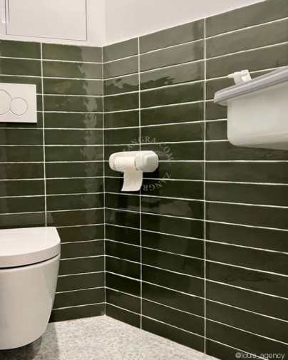 Dérouleur papier toilette en porcelaine blanche.