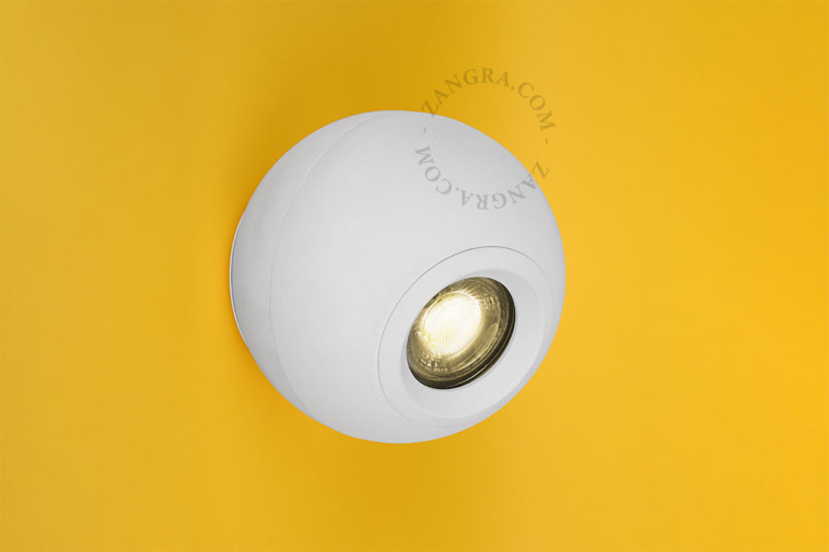 Spot sphérique apparent orientable et dimmable.