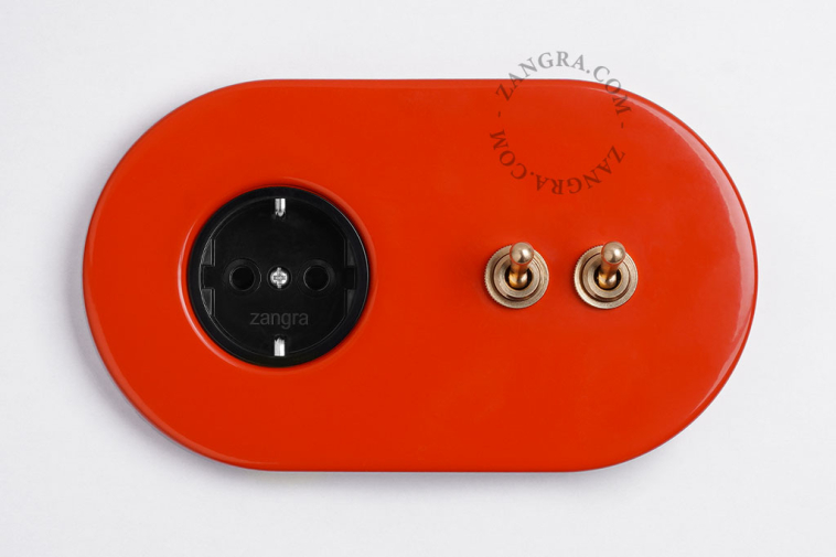 tomada embutida em vermelho e interruptor bidirecional ou simples - dupla alavanca em latão bruto
