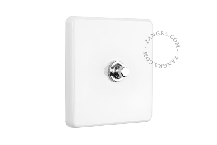 Weißer Porzellan-Druckknopf in quadratischer Form.