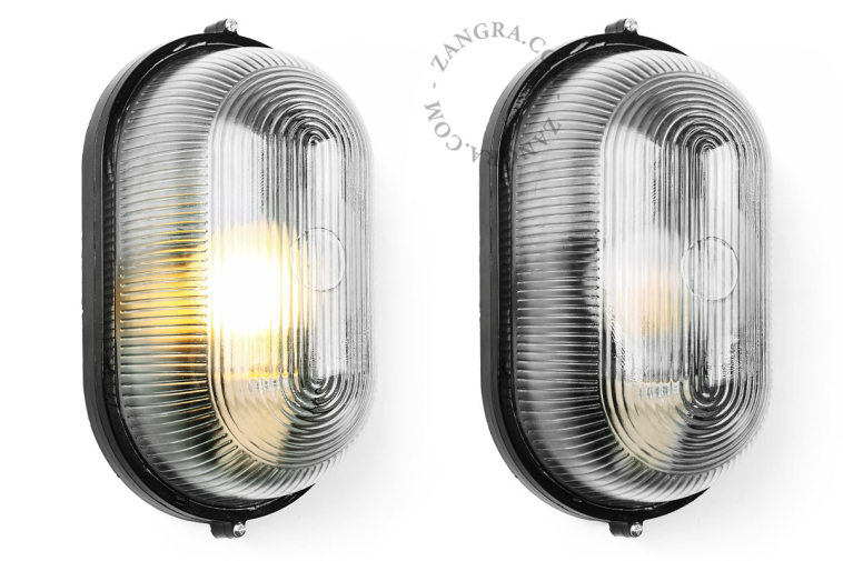 Zwarte, ovale buitenlamp.