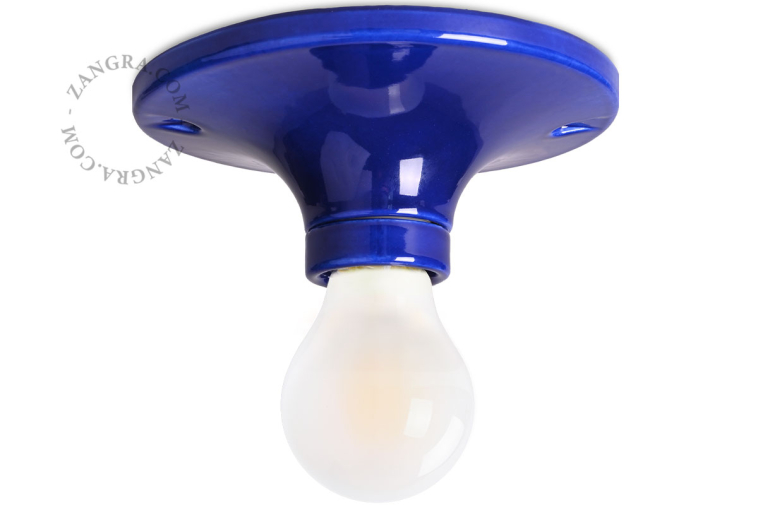 Rund lampe i blåt porcelæn.