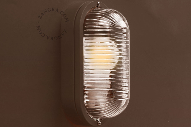Brązowa lampa typu bulkhead.