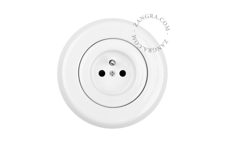 Unterputzsteckdose aus weissem Porzellan.