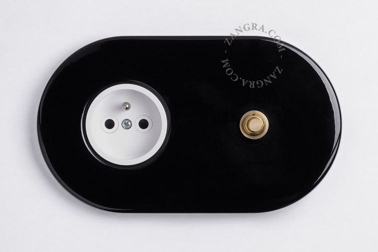 interrupteur et prise noire avec bouton-poussoir en laiton brut