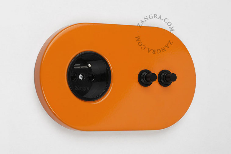 prise et interrupteur orange avec double bouton-poussoir en laiton noir - encastrable facilement