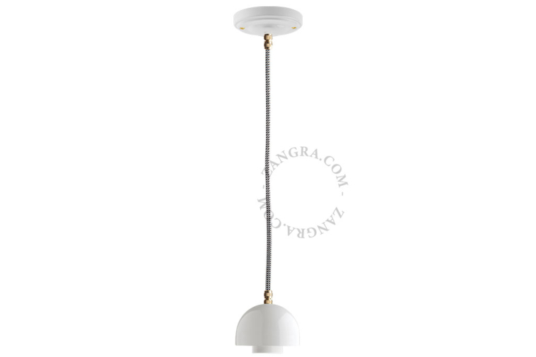 Pendellampa i vitt porslin.