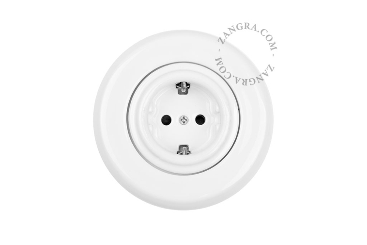 Unterputzsteckdose aus weissem Porzellan.